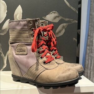 Sorel Women's Taupe and Red Heeled Boots